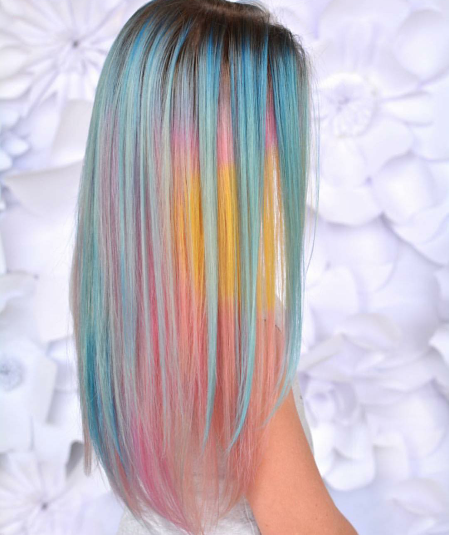 Lang steil haar in pastelkleuren: blauw, geel, roze en mint